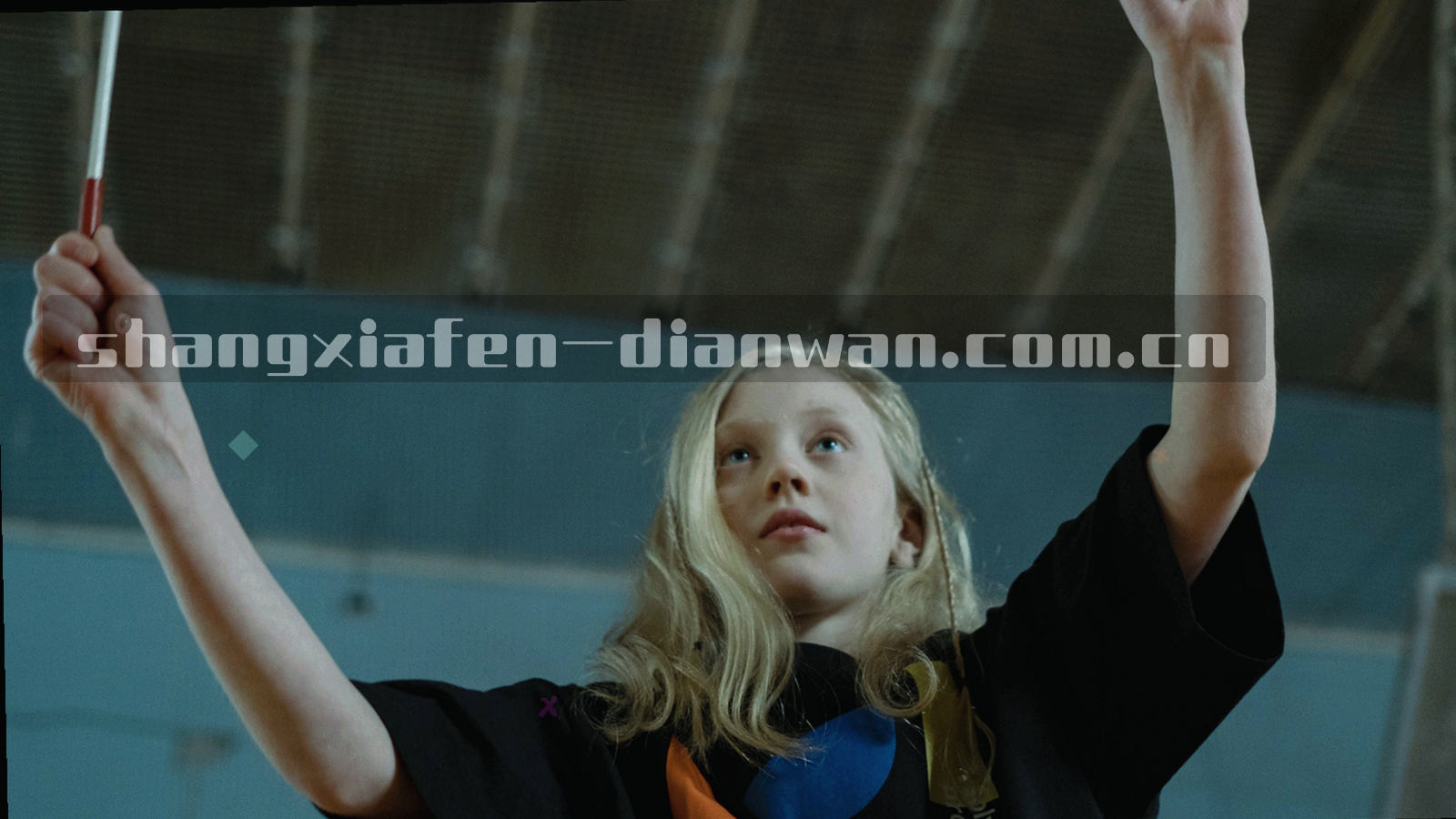街机面板特写，霓虹紫与街机蓝的光从按键缝隙透出，倾斜视角，画面中没有人物
